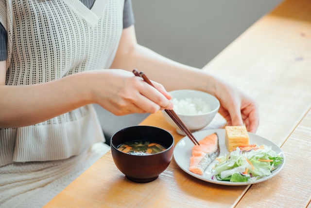 食事中に柿茶を飲む様子